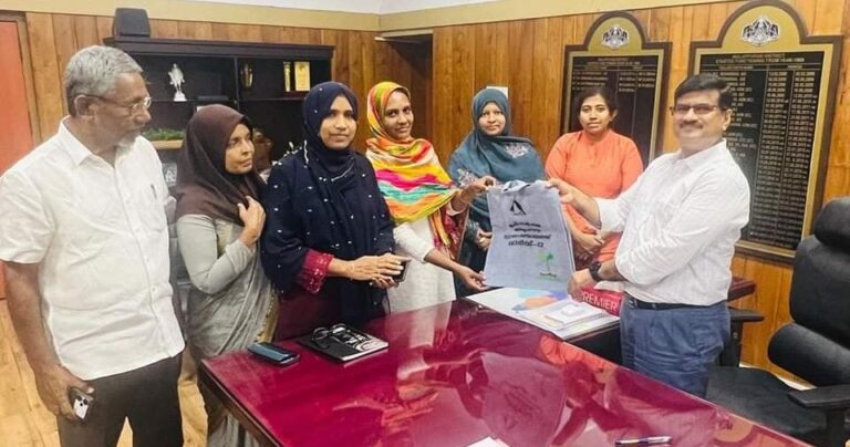 തുണി സഞ്ചി വിതരണോദ്ഘാടനം ജില്ല കലക്ടർ നിർവഹിച്ചു