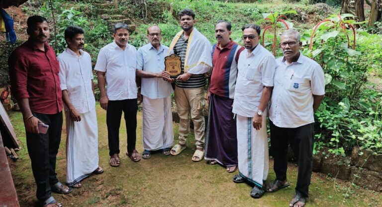 കെഎസ്ആർടിസി ഡ്രൈവറെ അനുമോദിച്ചു