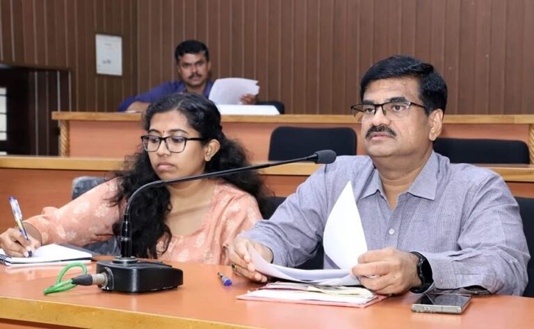 മന്ത്രിമാരുടെ നേതൃത്വത്തില് പരാതി പരിഹാര അദാലത്തുകള്: ഡിസംബര് 6 മുതല്13 വരെ പരാതികള് നല്കാം