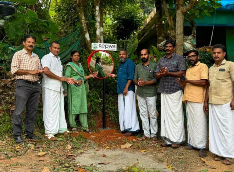 അപകട വളവുകളിൽ മിററുകൾ സ്ഥാപിച്ചു