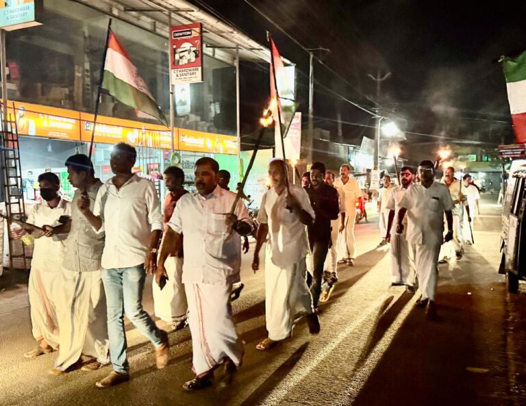 പന്തം കൊളുത്തി പ്രതിഷേധിച്ചു